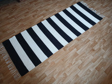 Load image into Gallery viewer, Tyylikäs musta/valkoraitainen 200x72cm
