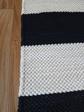Load image into Gallery viewer, Tyylikäs musta/valkoraitainen 200x72cm