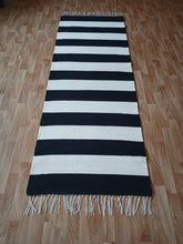 Load image into Gallery viewer, Tyylikäs musta/valkoraitainen 200x72cm