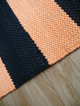 Lataa kuva Galleria-katseluun, Tasaraitamatto 108x75cm