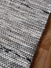 Lataa kuva Galleria-katseluun, Räsymatto harmaa/valkoinen 150x74cm