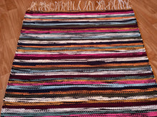 Load image into Gallery viewer, Musta värikäs räsymatto 172x74cm