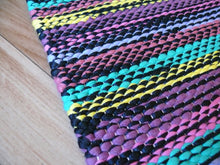 Load image into Gallery viewer, Musta värikäs räsymatto 110x74cm