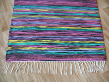 Load image into Gallery viewer, Musta värikäs räsymatto 110x74cm