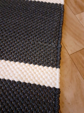 Lataa kuva Galleria-katseluun, Tumma raitamatto 125x74cm