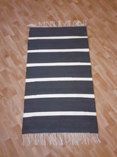 Lataa kuva Galleria-katseluun, Tumma raitamatto 125x74cm