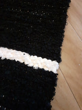 Load image into Gallery viewer, Musta/valkoinen matto 132x75cm