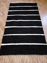 Load image into Gallery viewer, Musta/valkoinen matto 132x75cm