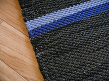 Lataa kuva Galleria-katseluun, Tumma raitamatto 165x73cm