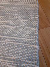 Load image into Gallery viewer, Iso valko/harmaa matto 200x132cm