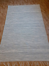 Load image into Gallery viewer, Iso valko/harmaa matto 200x132cm