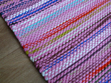 Load image into Gallery viewer, Räsymatto vaaleanpunainen 200x76cm