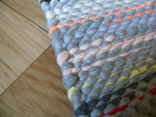 Load image into Gallery viewer, Kirjava räsymatto 219x137cm