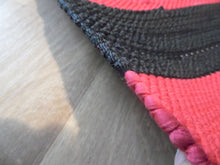 Load image into Gallery viewer, Puna/musta tasaraitamatto 225x75cm