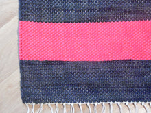 Load image into Gallery viewer, Puna/musta tasaraitamatto 225x75cm