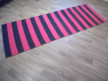 Load image into Gallery viewer, Puna/musta tasaraitamatto 225x75cm