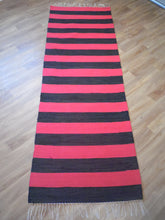 Load image into Gallery viewer, Puna/musta tasaraitamatto 225x75cm