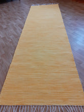 Load image into Gallery viewer, Hieno sävytetty keltainen matto 245x74cm
