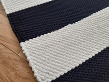 Lataa kuva Galleria-katseluun, Tasaraitamatto mustavalko 245x77cm