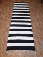 Lataa kuva Galleria-katseluun, Tasaraitamatto mustavalko 245x77cm