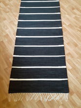 Load image into Gallery viewer, Mustavalkoinen matto 290x74cm