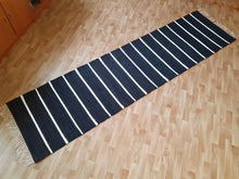 Load image into Gallery viewer, Mustavalkoinen matto 290x74cm