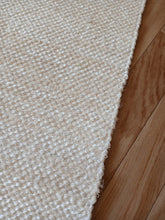Load image into Gallery viewer, Valkoinen matto 142x76cm