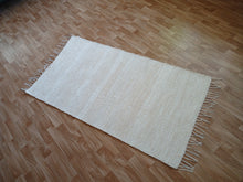 Load image into Gallery viewer, Valkoinen matto 142x76cm