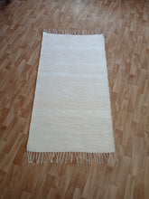 Load image into Gallery viewer, Valkoinen matto 142x76cm