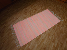 Load image into Gallery viewer, Vaaleanpunasävyinen puuvillamatto 152x72cm