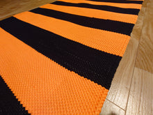Lataa kuva Galleria-katseluun, Raitamatto musta/oranssi 197x75cm
