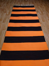 Lataa kuva Galleria-katseluun, Raitamatto musta/oranssi 197x75cm