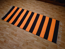 Lataa kuva Galleria-katseluun, Raitamatto musta/oranssi 197x75cm