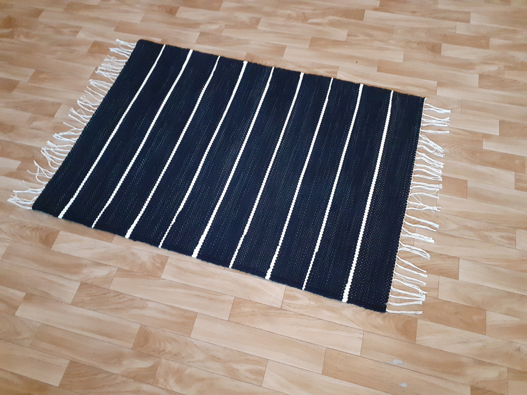 Musta-valkoinen matto 105x74cm