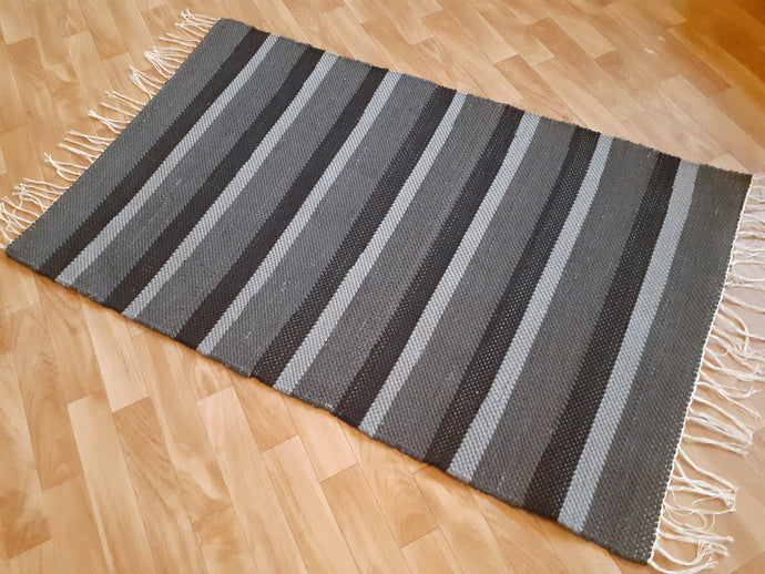 Tumma raitamatto 115x73cm