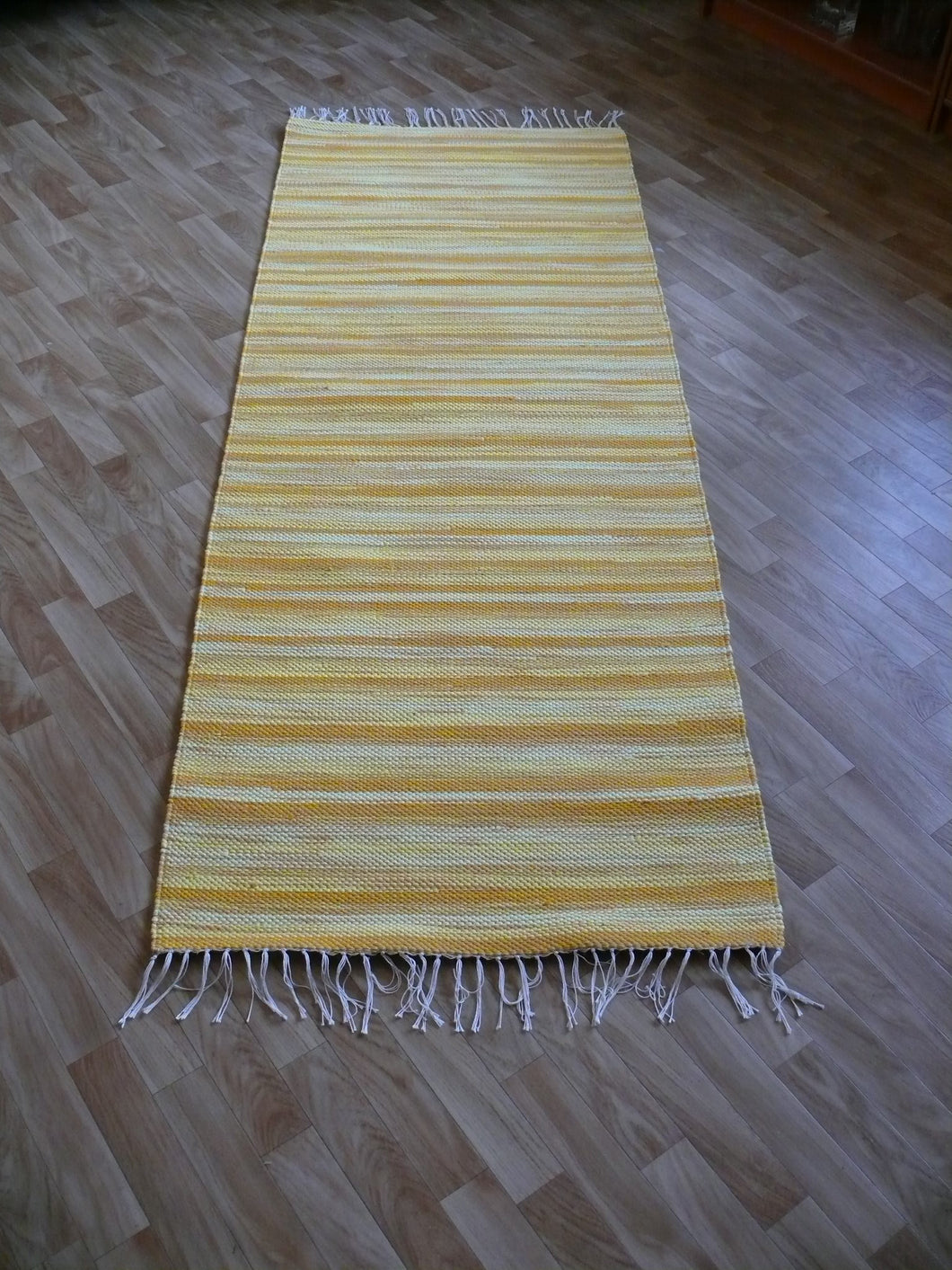 Hieno sävytetty keltainen matto 200x75cm
