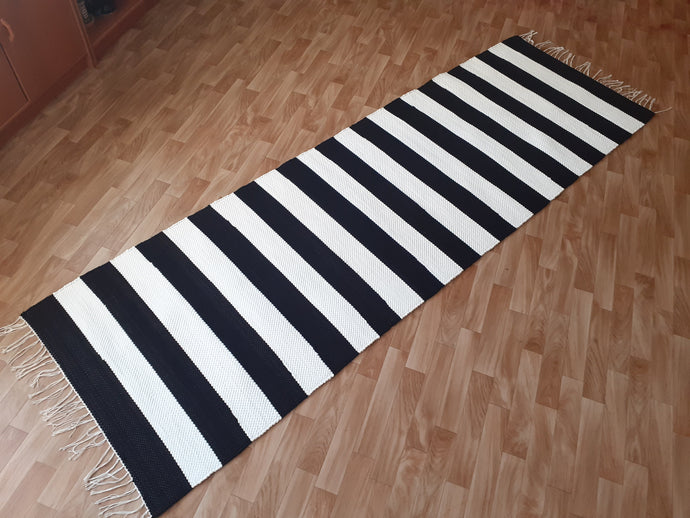 Tasaraitamatto mustavalko 245x77cm